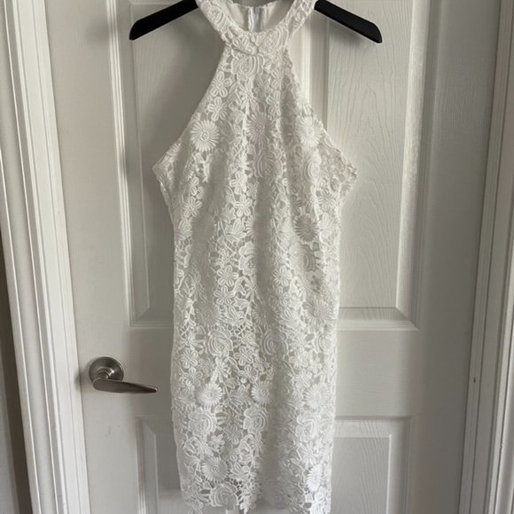 Fitted Halter Lace Dress - Picture 4 of 11